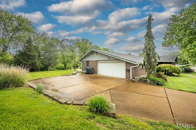 336 Hackmann Lane, Creve Coeur, MO 63141