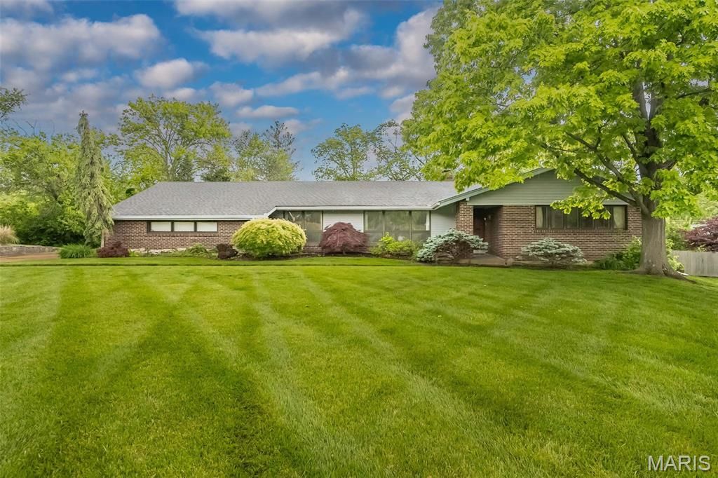336 Hackmann Lane, Creve Coeur, MO 63141