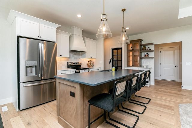 8750 Yeager Lane NE, Cedar Rapids, IA 52402