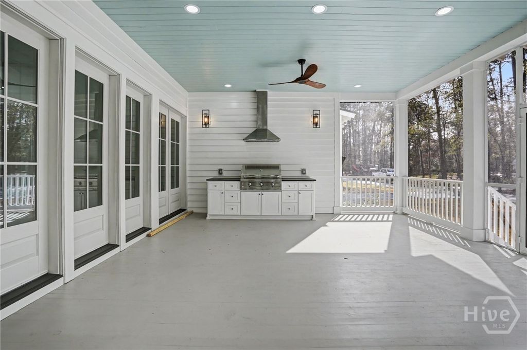 Image 8 of property listing at 185 Cypress Crossing, Richmond Hill, GA 31324