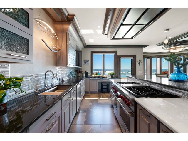 2488 BEACH LOOP Dr, Bandon, OR 97411