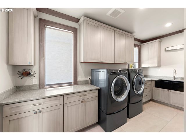 2488 BEACH LOOP Dr, Bandon, OR 97411