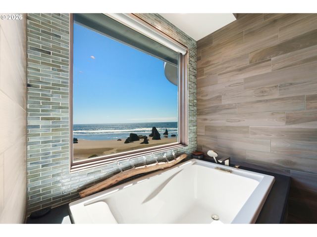 2488 BEACH LOOP Dr, Bandon, OR 97411