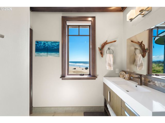 2488 BEACH LOOP Dr, Bandon, OR 97411