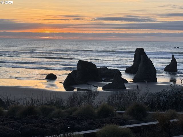 2488 BEACH LOOP Dr, Bandon, OR 97411