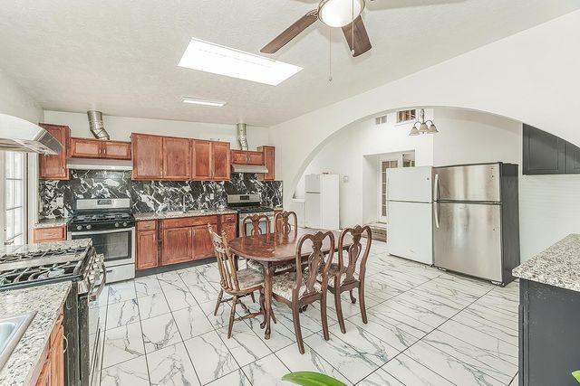 1636 S Clovis Avenue, Fresno, CA 93727