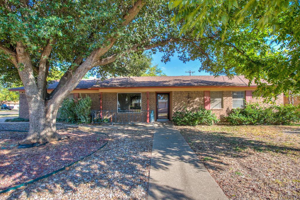 Image 3 of property listing at 3714 Honeysuckle Lane, San Angelo, TX 76904