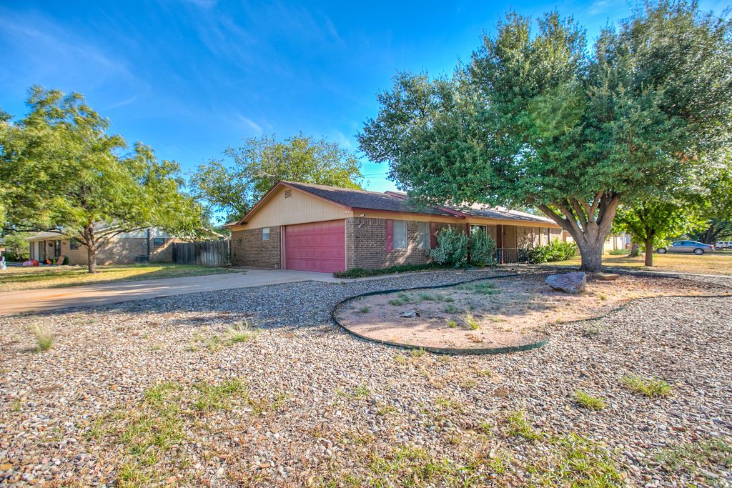 Image 4 of property listing at 3714 Honeysuckle Lane, San Angelo, TX 76904