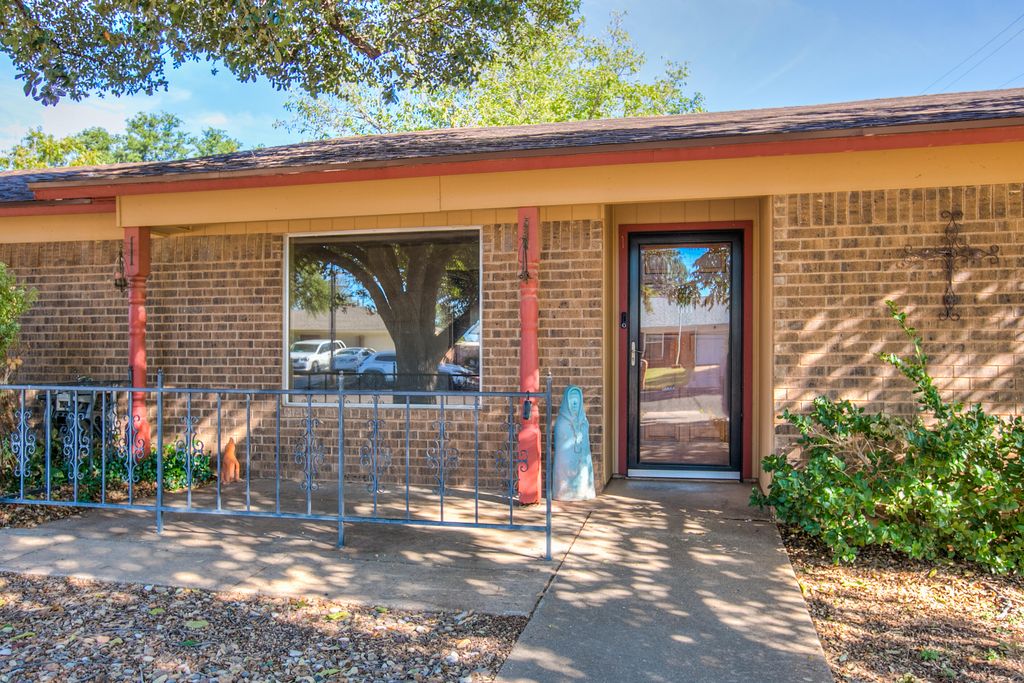 Image 5 of property listing at 3714 Honeysuckle Lane, San Angelo, TX 76904