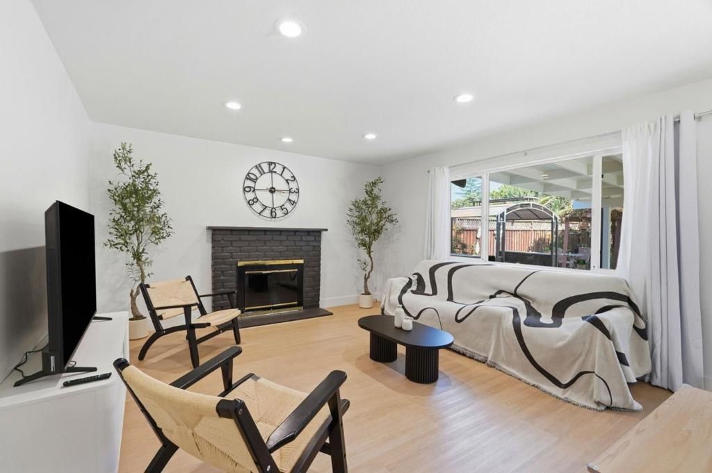 Image 9 of property listing at Address unavailable.