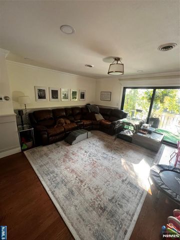 27 Ross Road, Wallington, NJ 07057