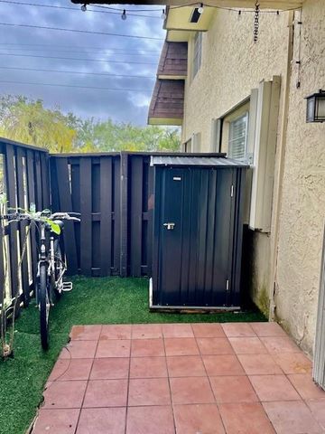 9000 SW 137th St 16-5, Miami, FL 33176