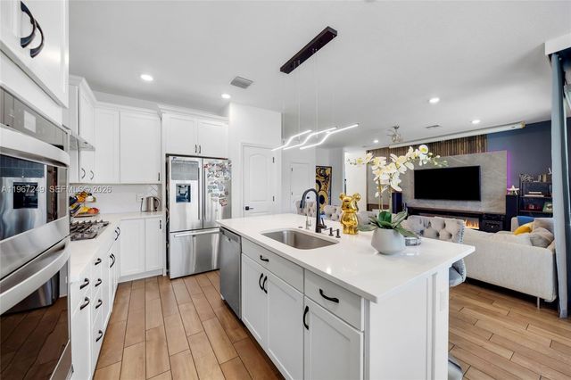 2454 Primrose Pl, Oakland Park, FL 33309