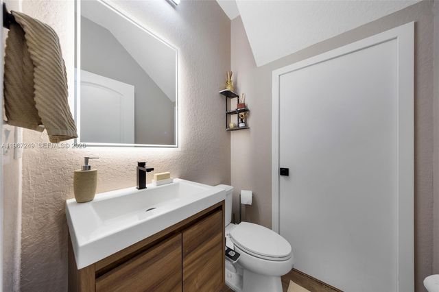 2454 Primrose Pl, Oakland Park, FL 33309