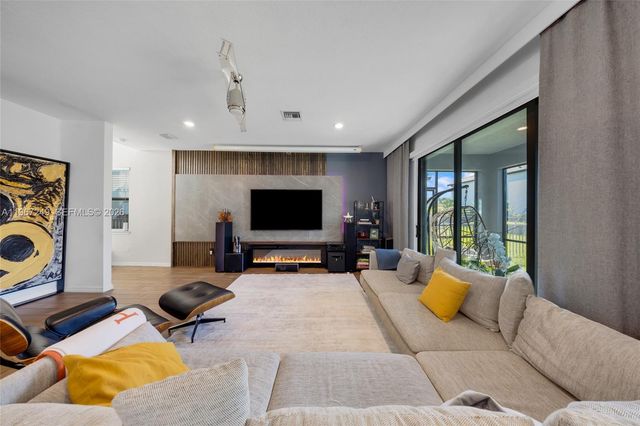 2454 Primrose Pl, Oakland Park, FL 33309