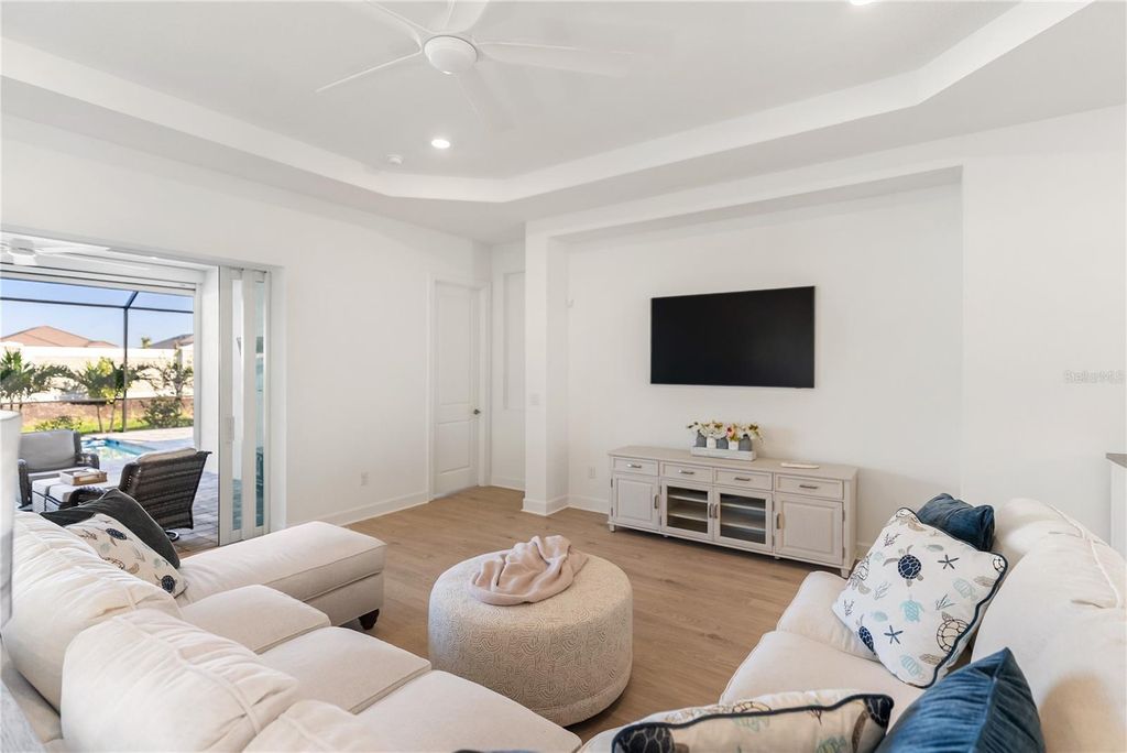 Image 9 of property listing at 15278 CONTENTA LOOP, Bradenton, FL 34211