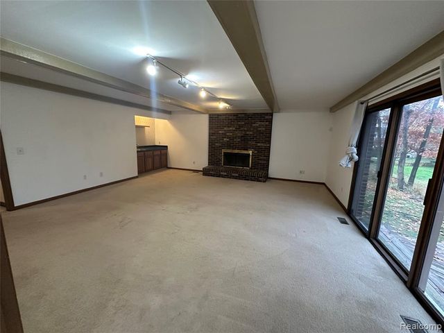 6473 Red Oak Drive, Troy, MI 48098