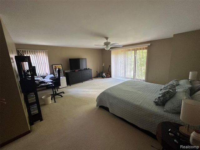6473 Red Oak Drive, Troy, MI 48098