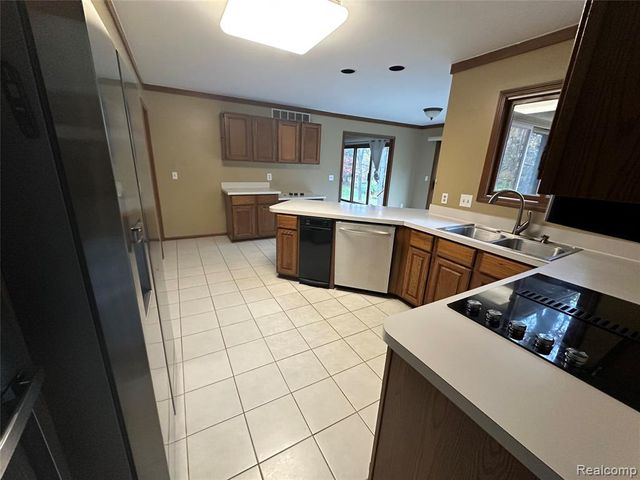 6473 Red Oak Drive, Troy, MI 48098