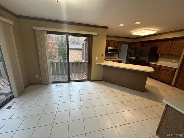 6473 Red Oak Drive, Troy, MI 48098