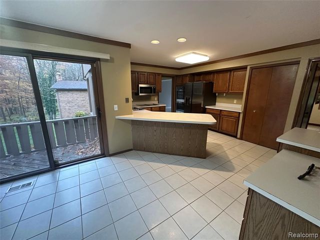 6473 Red Oak Drive, Troy, MI 48098
