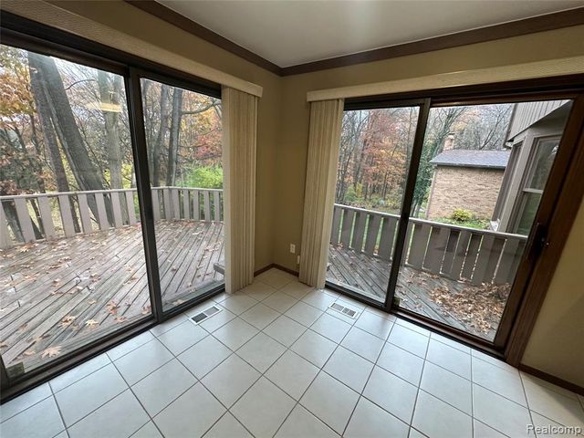 6473 Red Oak Drive, Troy, MI 48098