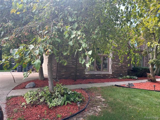6473 Red Oak Drive, Troy, MI 48098