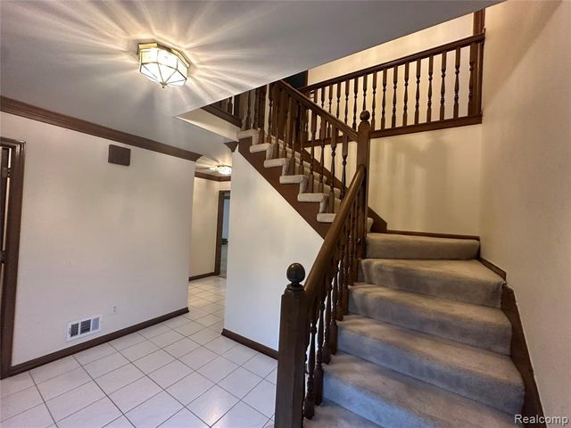 6473 Red Oak Drive, Troy, MI 48098