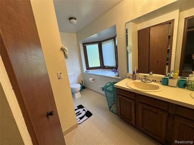 6473 Red Oak Drive, Troy, MI 48098
