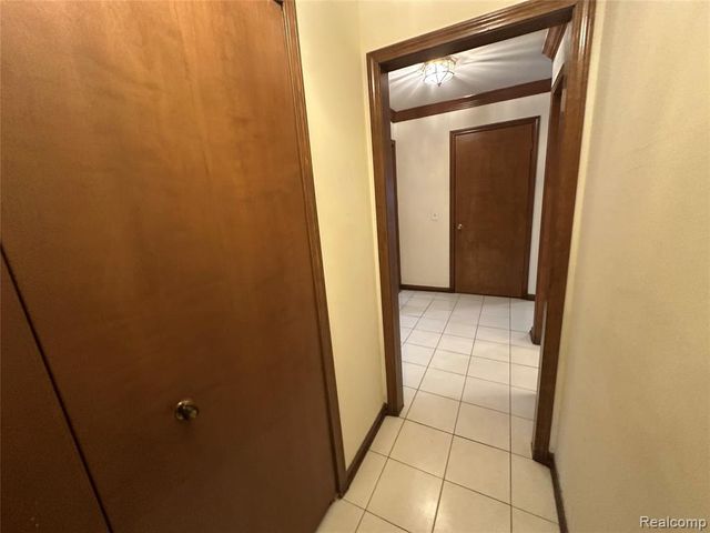 6473 Red Oak Drive, Troy, MI 48098