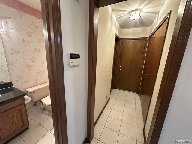 6473 Red Oak Drive, Troy, MI 48098