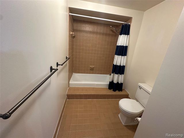 6473 Red Oak Drive, Troy, MI 48098