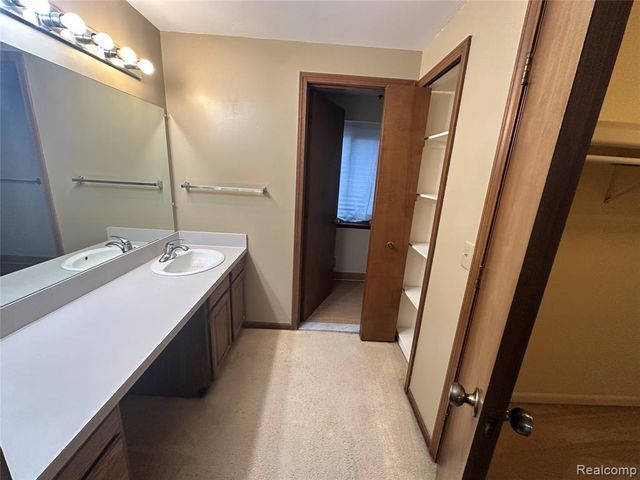 6473 Red Oak Drive, Troy, MI 48098
