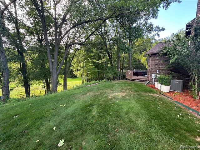 6473 Red Oak Drive, Troy, MI 48098
