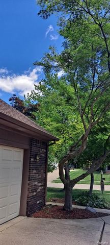 6473 Red Oak Drive, Troy, MI 48098