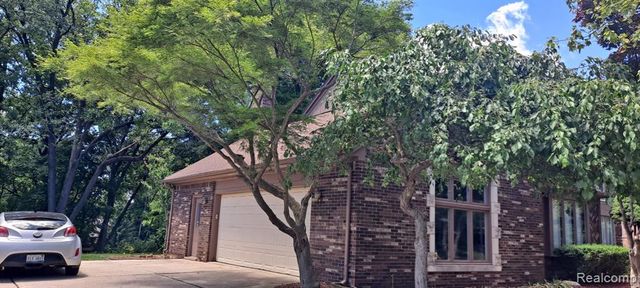 6473 Red Oak Drive, Troy, MI 48098