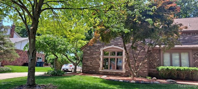 6473 Red Oak Drive, Troy, MI 48098