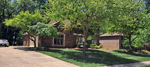 6473 Red Oak Drive, Troy, MI 48098