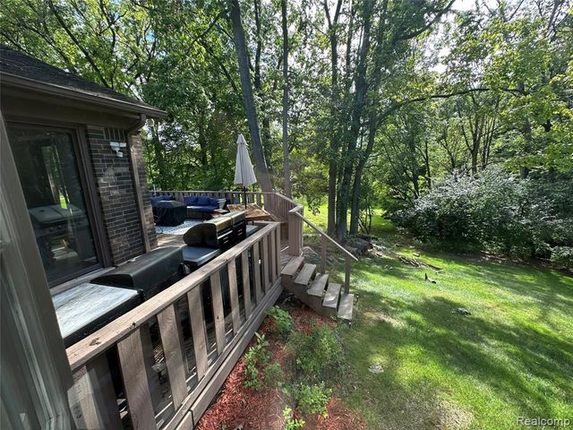 6473 Red Oak Drive, Troy, MI 48098