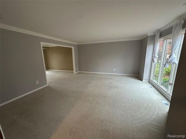 6473 Red Oak Drive, Troy, MI 48098