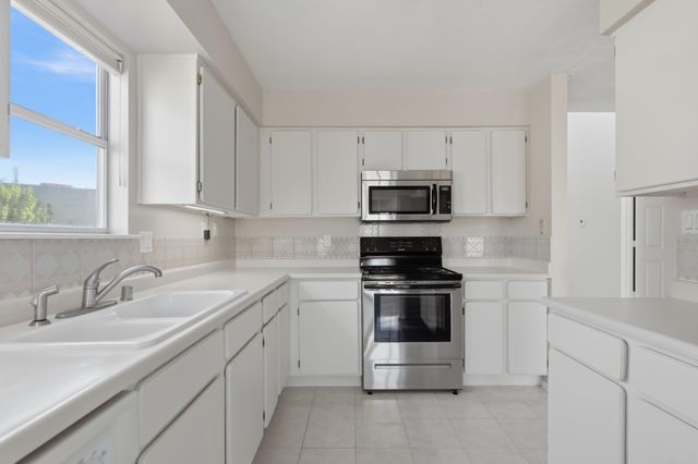 616 Eastlake Drive SE, Rio Rancho, NM 87124