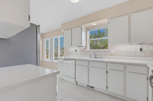 616 Eastlake Drive SE, Rio Rancho, NM 87124