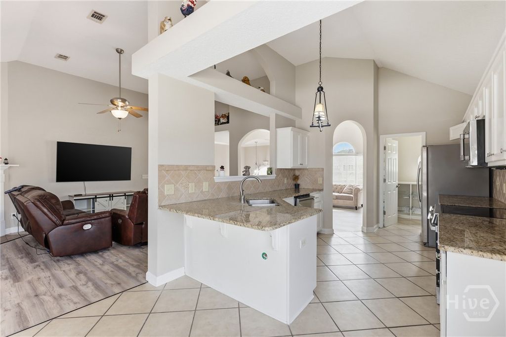 Image 11 of property listing at 48 Bush Court, Richmond Hill, GA 31324