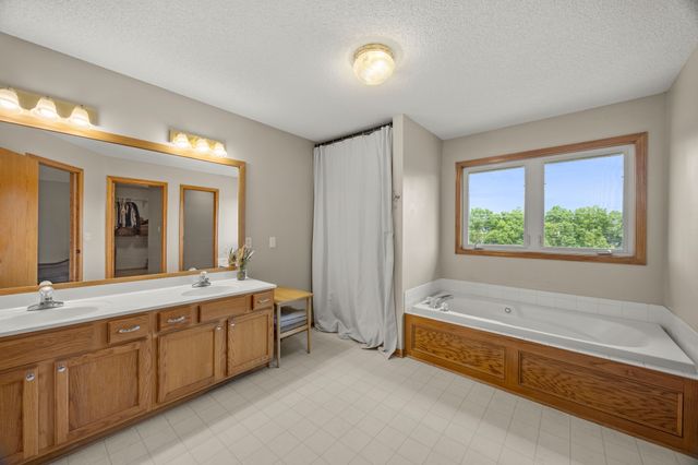 9217 Ridgeview Drive, Johnston, IA 50131