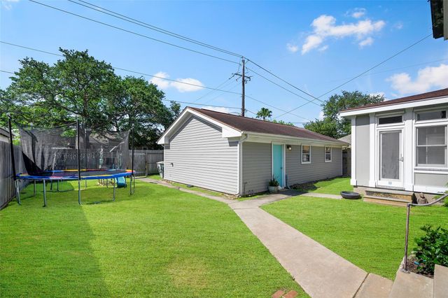 36 Cedar Lawn Circle, Galveston, TX 77551