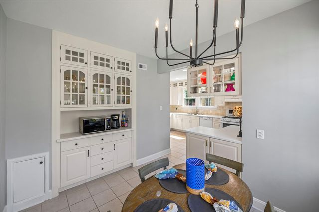 36 Cedar Lawn Circle, Galveston, TX 77551