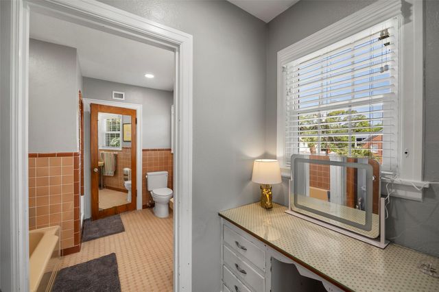 36 Cedar Lawn Circle, Galveston, TX 77551