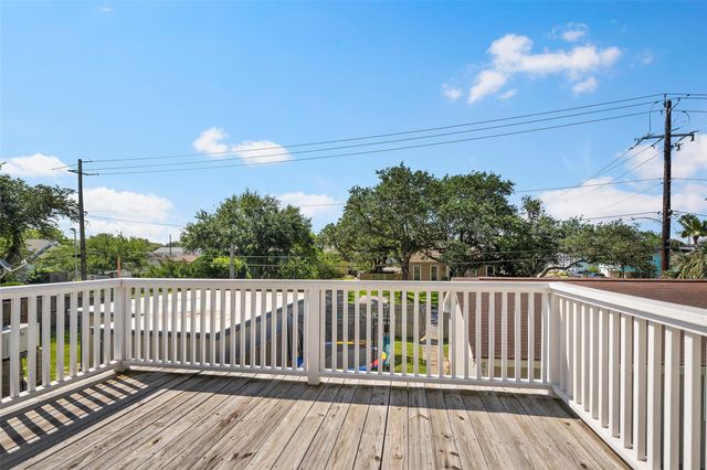 36 Cedar Lawn Circle, Galveston, TX 77551