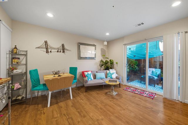 918 W Tennyson Rd 105, Hayward, CA 94544