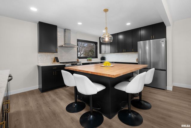 905 WISCONSIN Street, Le Claire, IA 52753